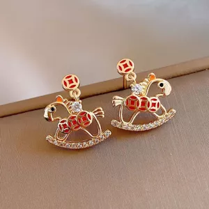 Bông tai hình ngựa đá kim cương giả, phong cách đáng yêu cho năm mới