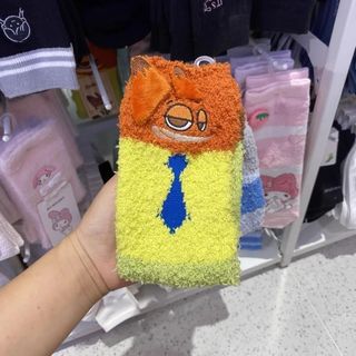 Tất lông cừu Judy Nick với họa tiết thêu san hô và ngoại vi hoạt hình, mang lại sự ấm áp tuyệt vời.