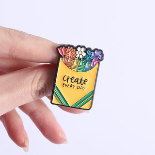 Trâm cài và huy hiệu kim loại nhiều màu sắc - quà sáng tạo cho sinh viên và nghệ sĩ