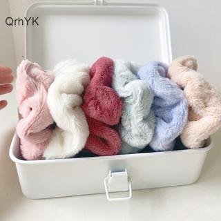Những chiếc scrunchie mềm mại dành cho bé gái, màu sắc đa dạng, ấm áp mùa đông