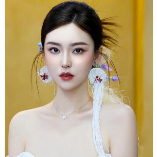 Đôi bông tai tua rua tròn không đối xứng, thiết kế sang trọng và thời trang