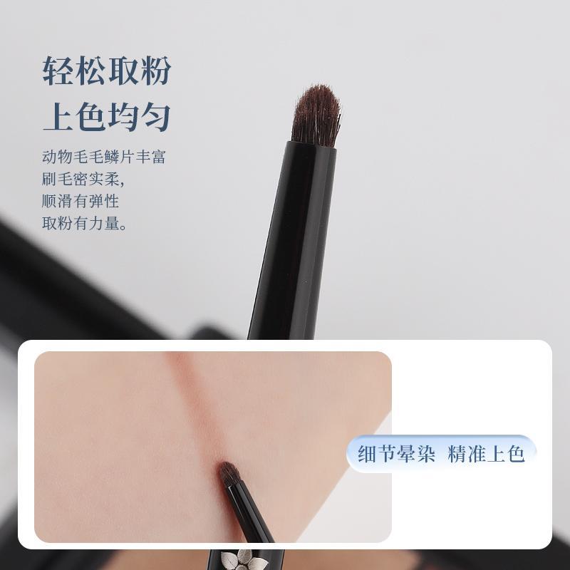 Bàn chải trang điểm H629 Ổ cắm mắt Bàn chải nhòe mí mắt Chi tiết Bàn chải nằm Silkworm Brush One Piece