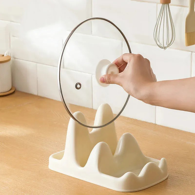 Khay để nắp xoong nồi 3 ngăn thiết kế thông minh, chống trượt và gác thìa đũa gọn gàng.