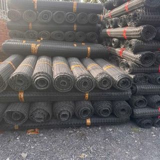 Lưới cao 2M dài 50m hàng mỏng dẻo. Nặng 13kg. Ô lưới 3,5cm độ bền sử dụng trên 3 năm. Lưới hàng rào,