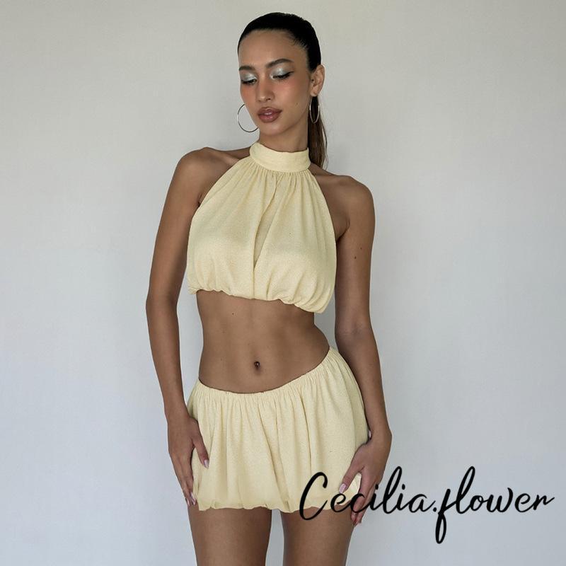 Bộ đồ đôi cổ dây dành cho nữ, thiết kế slim fit và màu sắc đơn giản, gồm crop top và váy bodycon mini, trang phục mùa hè gợi cảm.