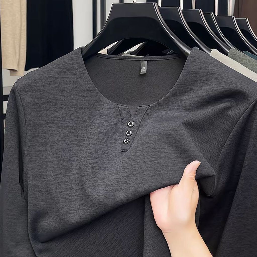 Áo hoodie nam dáng ôm vừa vặn, phù hợp mùa thu đông