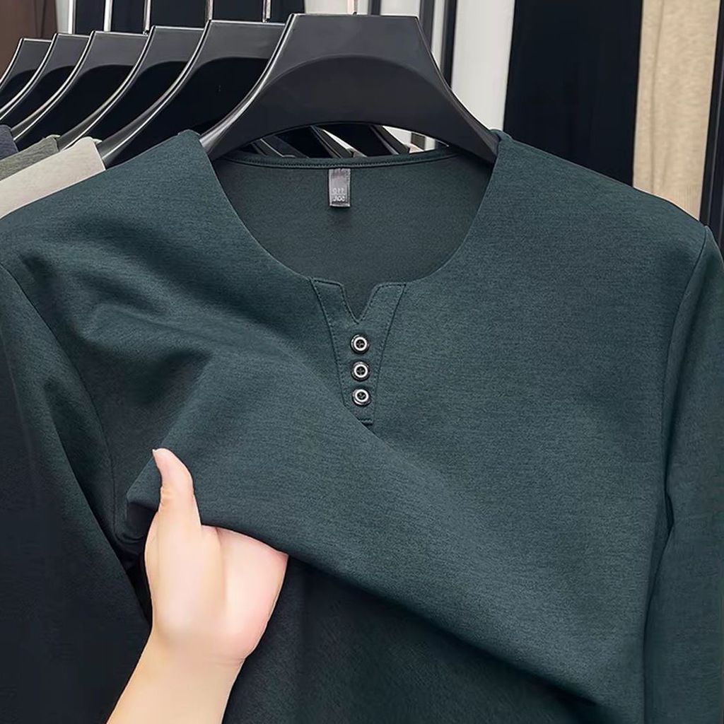 Áo hoodie nam dáng ôm vừa vặn, phù hợp mùa thu đông