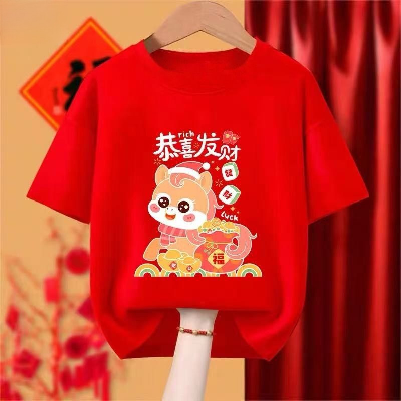 Áo thun ngựa ngày lễ 2026 dành cho trẻ em in hình màu đỏ tươi hoàn hảo cho các cuộc họp mặt năm mới vui vẻ