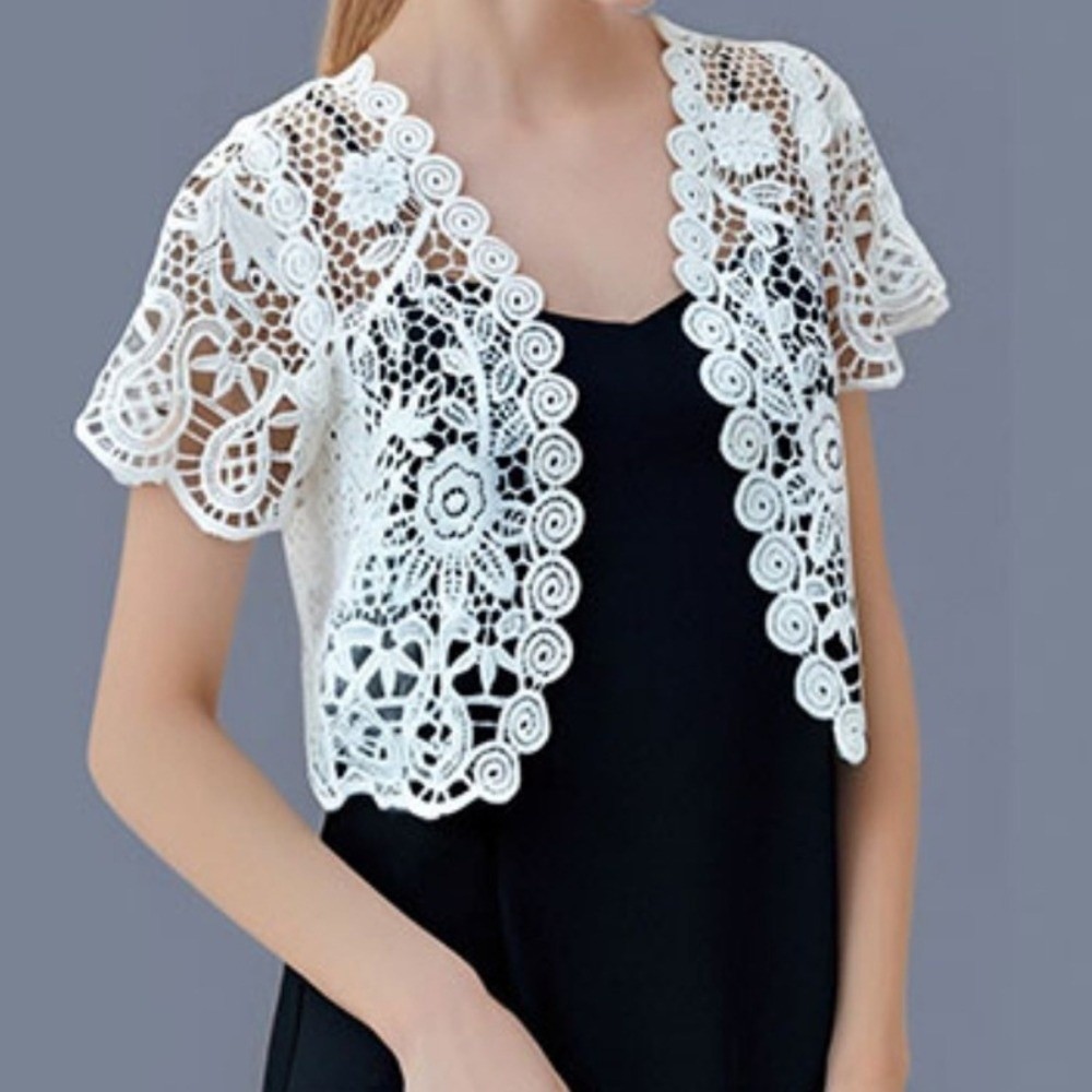 Áo khoác crop-top ren và cardigan len họa tiết hoa đen-trắng cho cô dâu mùa hè