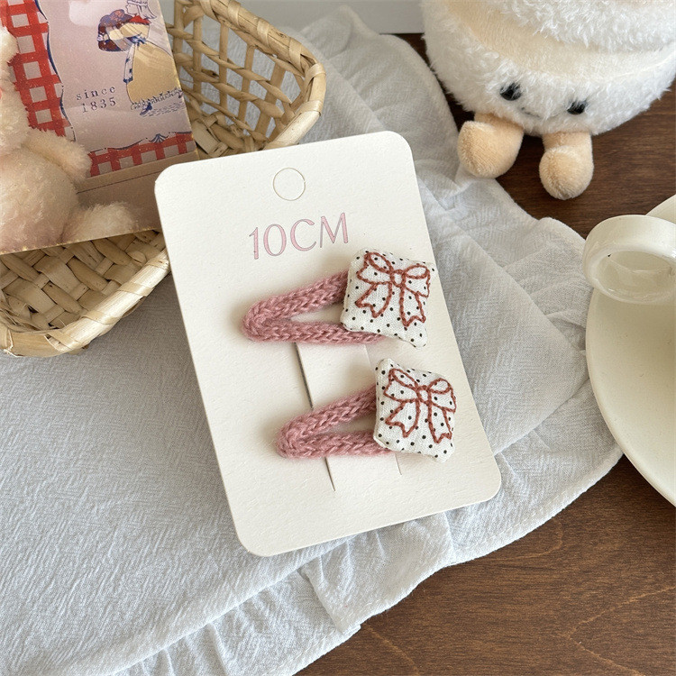 Kẹp tóc chấm bi cho bé gái