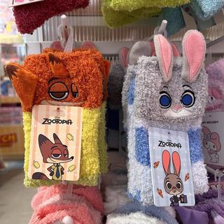 Tất lông cừu Judy Nick với họa tiết thêu san hô và ngoại vi hoạt hình, mang lại sự ấm áp tuyệt vời.