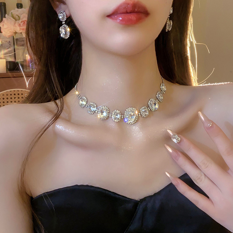 Bộ trang sức sang trọng, giá cả phải chăng - Vòng cổ chocker dành cho nữ