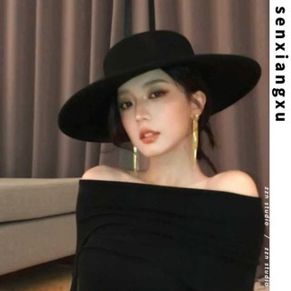 Nón nữ Hepburn phong cách Pháp với vành lớn và mặt len nhỏ, mang lại cảm giác ấm áp.
