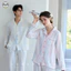 Bộ đồ ngủ nam nữ hai lớp từ cotton nguyên chất, thiết kế sọc màu sắc, cảm giác sang trọng và thoải mái.