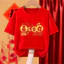 Áo thun họa tiết ngựa năm mới màu đỏ dành cho trẻ em được chế tác cho lễ kỷ niệm 2026 với minh họa hoàng đạo theo mùa vui nhộn