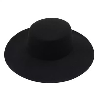 Nón nữ Hepburn phong cách Pháp với vành lớn và mặt len nhỏ, mang lại cảm giác ấm áp.