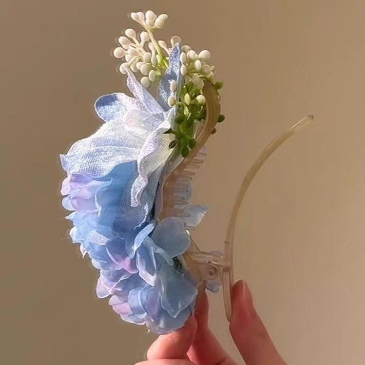 Kẹp tóc hoa mô phỏng màu xanh, thiết kế tinh tế, tạo cảm giác tự nhiên - Perfect cho chụp ảnh và phối cùng mũ nón