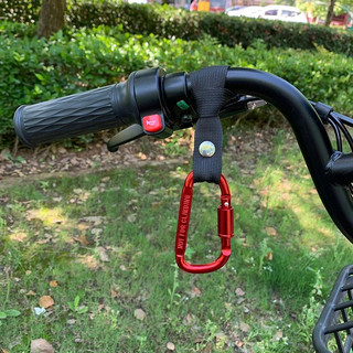 Móc khóa xe máy bằng nhôm chắc chắn, bền bỉ và không cần khoan đục. Có sẵn màu bạc, đen và đỏ