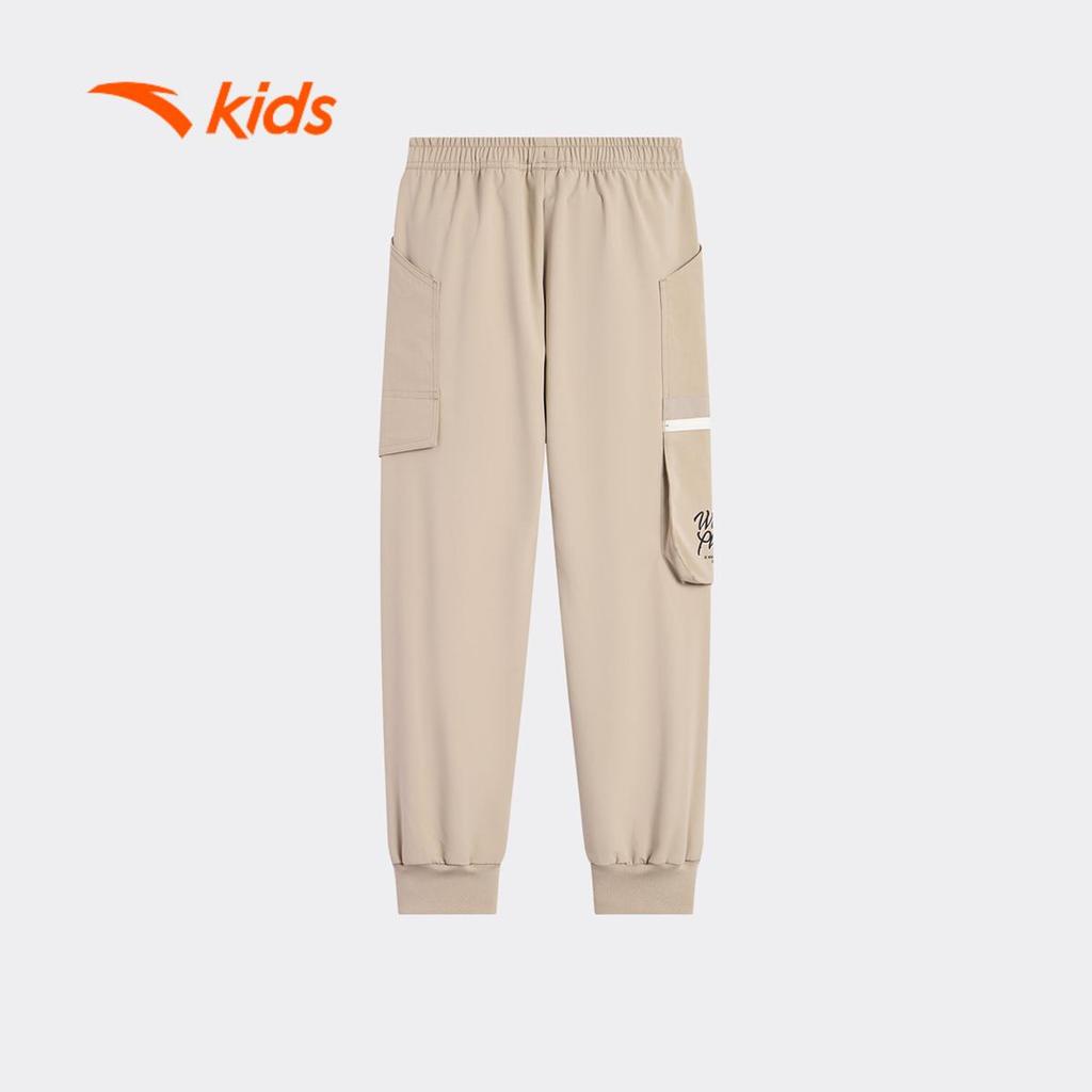 ANTA Kids Quần Jogger Dài Bé Trai 3526A8501 – Thoải Mái, Form Rộng Dễ Mặc, Bo Gấu, Phong Cách Sporty