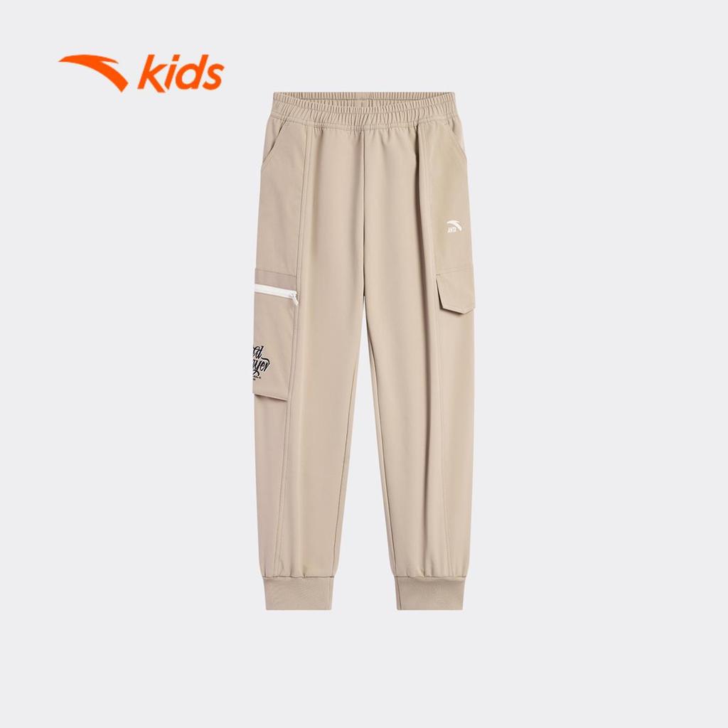 ANTA Kids Quần Jogger Dài Bé Trai 3526A8501 – Thoải Mái, Form Rộng Dễ Mặc, Bo Gấu, Phong Cách Sporty