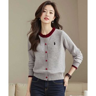 Mẫu cardigan thu đông cổ tròn với họa tiết thêu chữ và hình trái tim