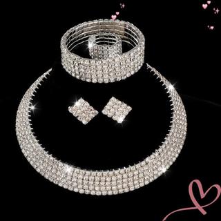 Bộ trang sức nữ gồm vòng cổ, bông tai và nhẫn pha lê lấp lánh, phù hợp cho cô dâu hoặc sử dụng hàng ngày.