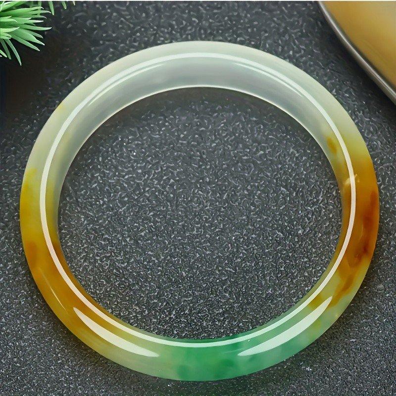 Vòng tay thạch anh họa tiết đá cẩm thạch thanh lịch, nhiều màu sắc (xanh, vàng, cam, trắng, nâu), phù hợp cả năm.