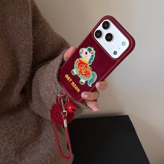 Năm Mới Màu Đỏ Sang Trọng Thêu May Mắn Ngựa Flannel Vải Bóng Wrsit Dây Da Vỏ Điện Thoại Cho iPhone 17Promax 14 15 16 Pro Max 13 Nam Nữ Vỏ Di Động