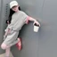 Bộ đồ thể thao thông thường cho bé gái Mùa hè 2026 Phong cách mới cho trẻ em Áo thun ngắn tay màu tương phản + Quần Short Bộ đồ hai mảnh