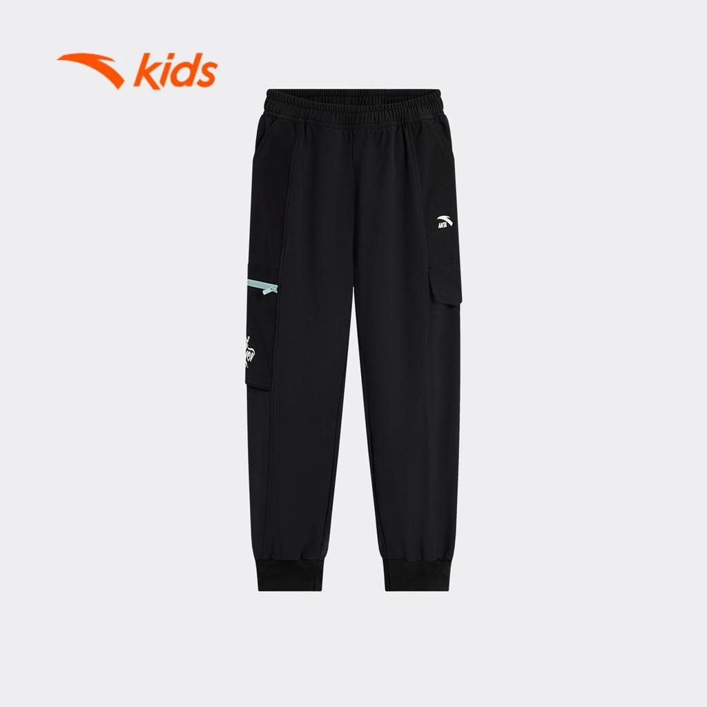 ANTA Kids Quần Jogger Dài Bé Trai 3526A8501 – Thoải Mái, Form Rộng Dễ Mặc, Bo Gấu, Phong Cách Sporty