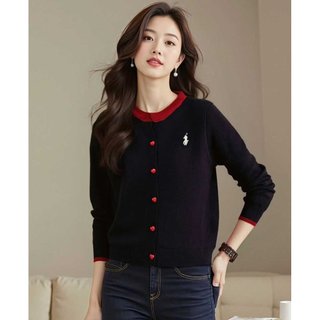 Mẫu cardigan thu đông cổ tròn với họa tiết thêu chữ và hình trái tim