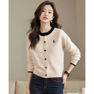 Mẫu cardigan thu đông cổ tròn với họa tiết thêu chữ và hình trái tim