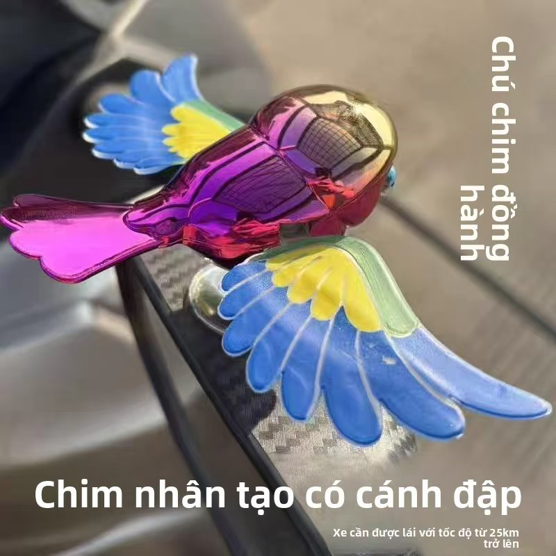 Chim trang trí vỗ cánh xe điện: dán gương, taplo, mũ bảo hiểm. Độc đáo, gặp gió vỗ cánh.