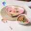 Bộ đĩa thìa dâu được trang trí với món tráng miệng Salad yêu thích của cô gái làm đẹp cao cấp