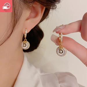 Tính khí thời trang, chữ tròn đính kim cương D, bông tai nữ cá tính và đa năng