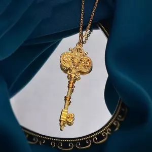 Vòng cổ chìa khóa vương trượng vàng tinh tế Phương pháp cổ xưa Hoa lụa Ánh sáng mặt dây chuyền vàng sang trọng rỗng Phụ kiện chuỗi xương đòn tinh tế 5.14