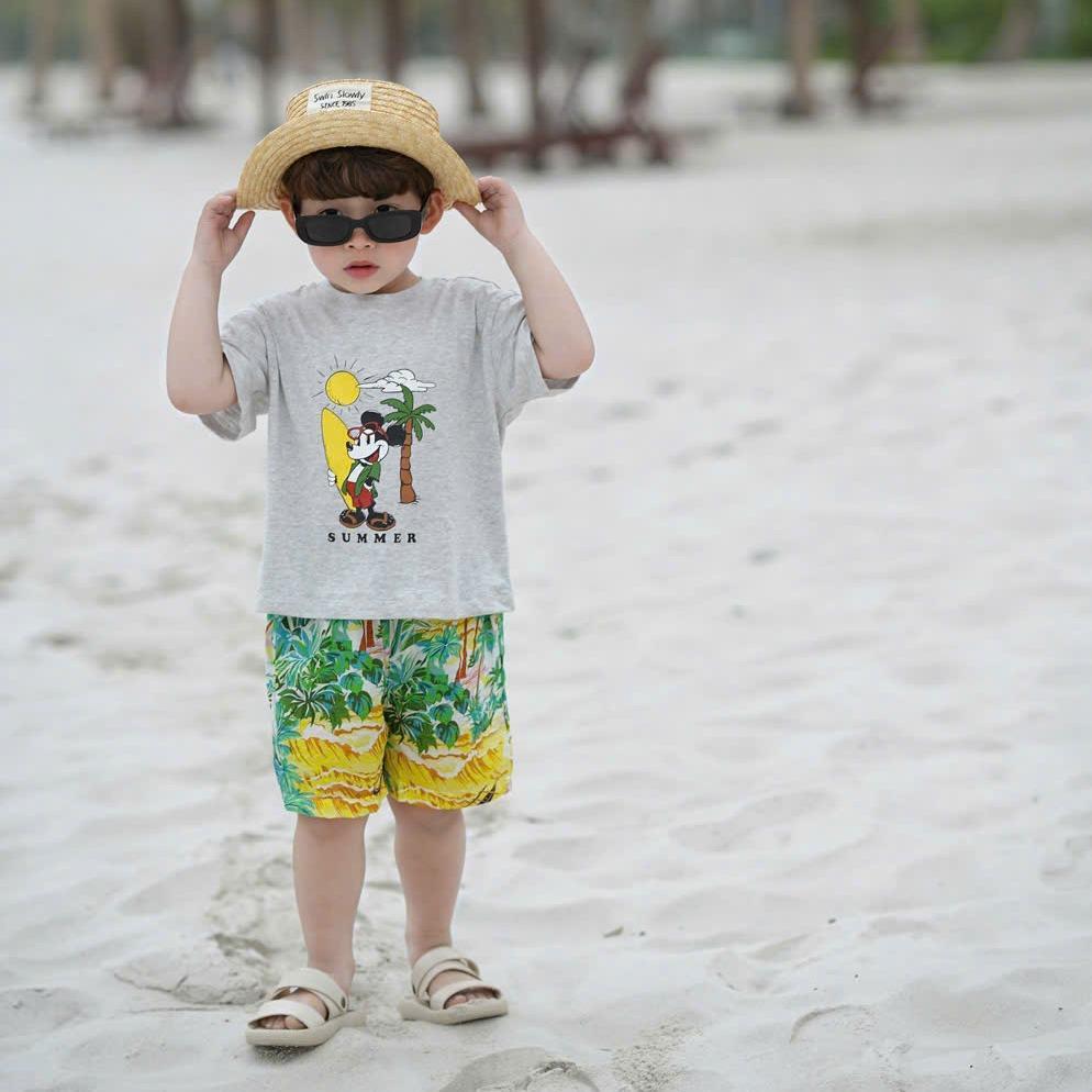 Bộ quần áo ĐI BIỂN MICKEY SUMMER CHO BÉ TRAI, áo chất COTTON, quần ĐŨI mềm thoải mái cho bé