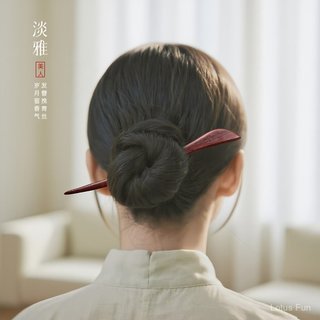 Dòng kẹp tóc cổ điển từ gỗ đàn hương đỏ, thiết kế đơn giản và cao cấp cho việc sử dụng hàng ngày.