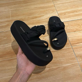 Dép Nữ Disnack quai sỏ ngón cái có nhúng xếp ly xinh xắn da mềm êm nhẹ chân cao 3cm chuẩn size mũi tròn dễ phối đồ