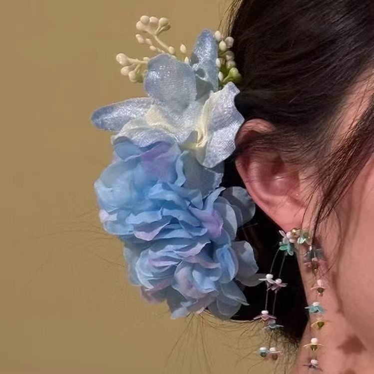 Kẹp tóc hoa mô phỏng màu xanh, thiết kế tinh tế, tạo cảm giác tự nhiên - Perfect cho chụp ảnh và phối cùng mũ nón