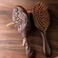 Lược đệm khí FAVORITEGOODS, Lược gỗ đàn hương mịn chạm khắc tay, Bàn chải tạo kiểu hình bầu dục bằng gỗ cầm tay Bàn chải Massage da đầu