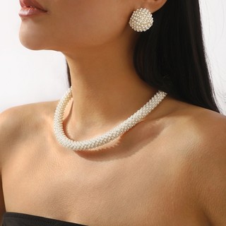 Trang sức thanh lịch, sang trọng gồm vòng cổ và bông tai