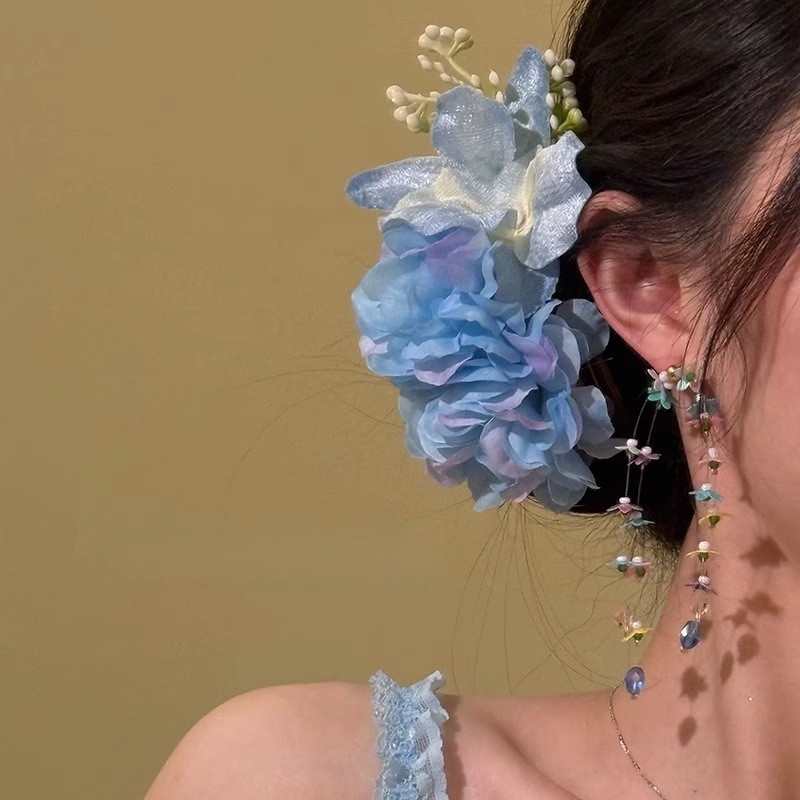 Kẹp tóc hoa mô phỏng màu xanh, thiết kế tinh tế, tạo cảm giác tự nhiên - Perfect cho chụp ảnh và phối cùng mũ nón