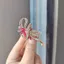 Xingdai Thổ Cẩm Nữ Tính Khí Tinh Tế Xòe Quần Áo Phụ Kiện Hợp Kim Kim Kim Cương Giả Pin Niche Chống chói Khóa Pin