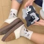 Tất thoải mái từ cotton với thiết kế hình mèo lười đáng yêu ở giữa, chống trượt tốt - Phù hợp công việc/trường học/gia đình - Quà tặng lý tưởng cho fan hâm mộ mèo