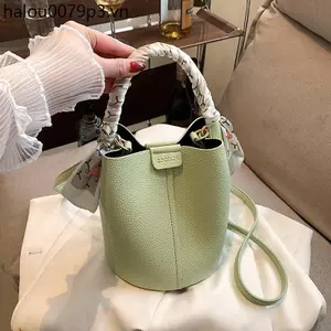 Túi xách nữ họa tiết vải thiều phù hợp với túi xô