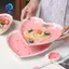 Bộ đĩa thìa dâu được trang trí với món tráng miệng Salad yêu thích của cô gái làm đẹp cao cấp