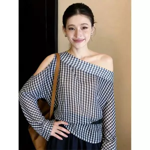 Mùa hè 2026 Phong cách mới Hàng hóa Châu Âu Áo sơ mi đeo vai kẻ sọc thời trang Nữ Ánh sáng đẹp Trưởng thành Áo cao cấp