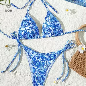 Dây bikini tam giác hai mảnh in sứ màu xanh trắng, phù hợp mặc đi biển