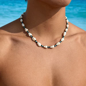 Choker đính cườm vỏ trắng dành cho nữ - Hạt vỏ trắng tự nhiên - Miếng đệm màu xanh và đen - Có thể điều chỉnh 41-50cm - 12,7g nhẹ - Chống nước - Phong cách kỳ nghỉ bãi biển 2026